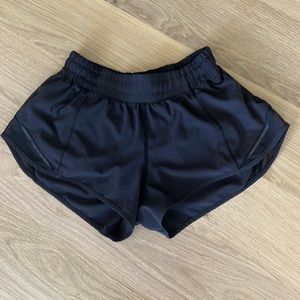 Lulu lemon Hotty Hot low rise 2.5 short size 4
